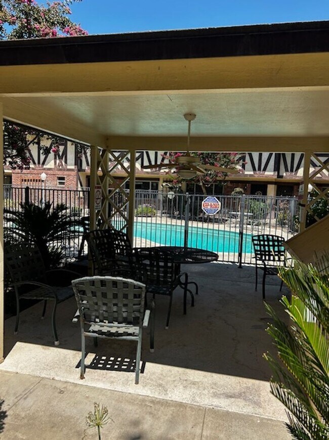 Building Photo - Single Family Home / Condo for Rent - Southwest Bakersfield