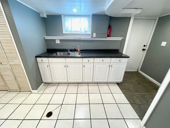 Building Photo - Very Unique 5 Bedroom Home on Large Lot