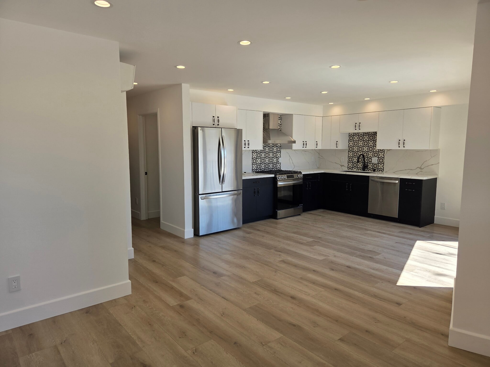 Building Photo - 854 S Sycamore Ave