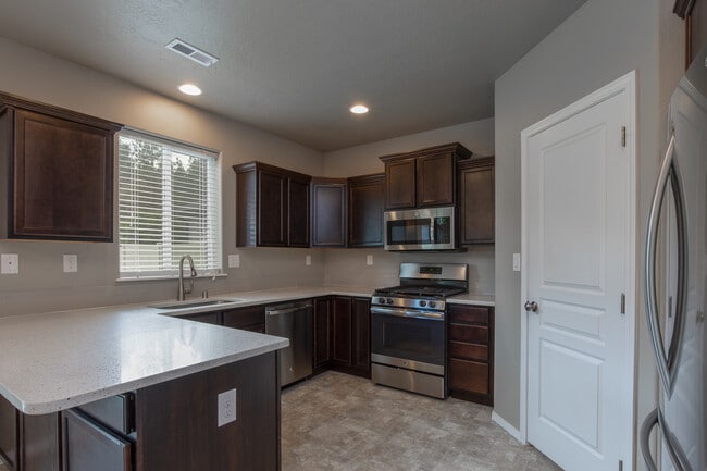 Building Photo - Beautiful 4 Bedroom 2.5 Bath River Run Home