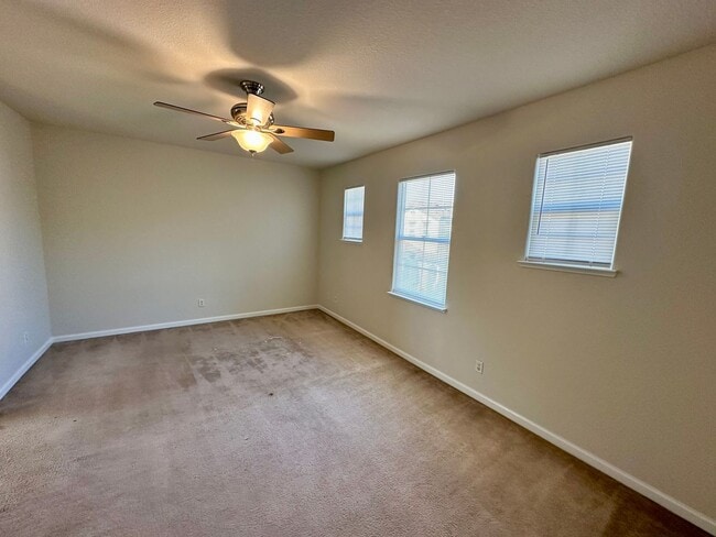 Building Photo - Lovely home with all new appliances and la...
