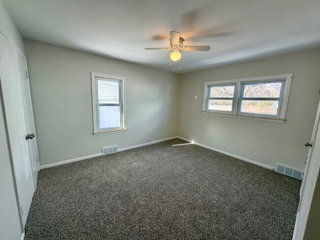 Building Photo - Three Bedroom Ranch home with a 1 and a half car garage. Very nice area.