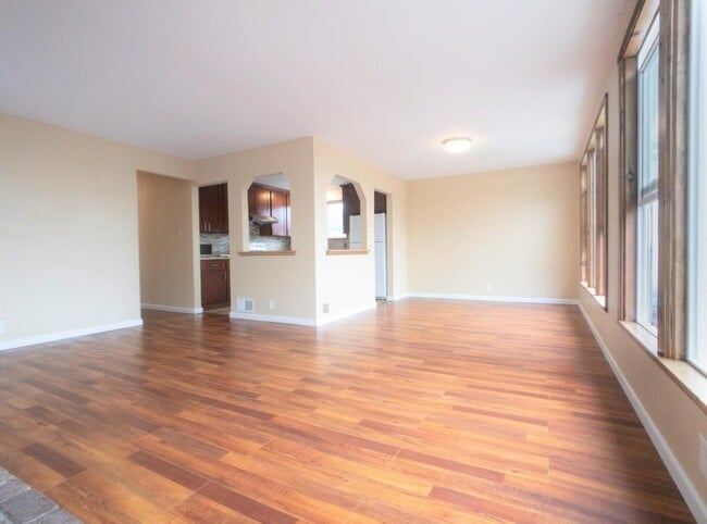 Building Photo - 1215 Skyline Dr