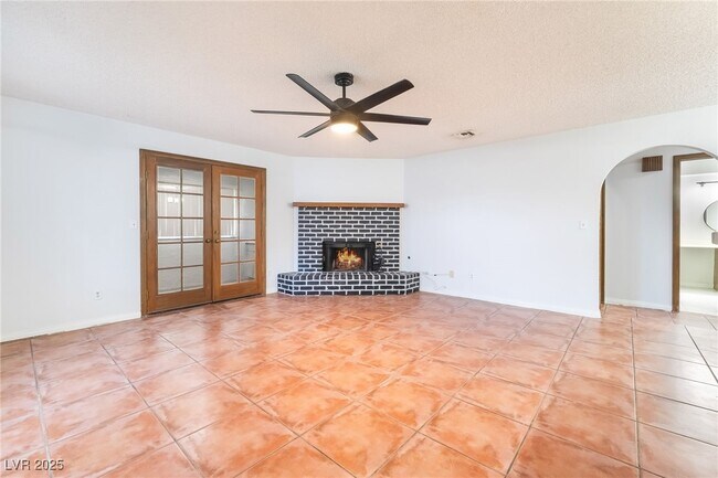 Building Photo - 1418 Santa Margarita St