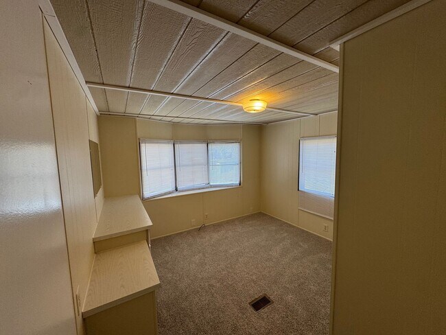 Building Photo - 1111 49th Ave Terrace W