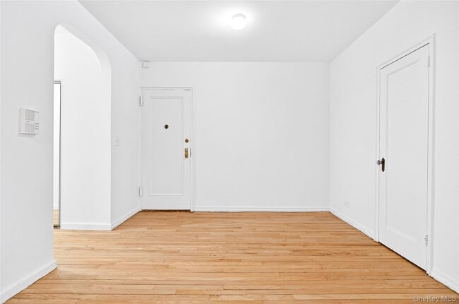 Building Photo - 2 Greenridge Ave