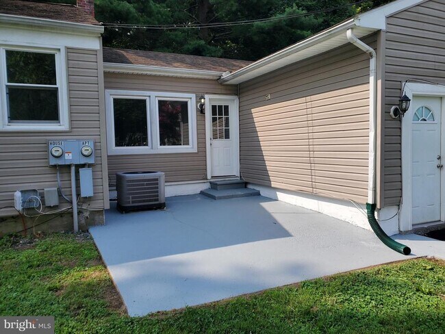 Building Photo - 161 Cooper Rd