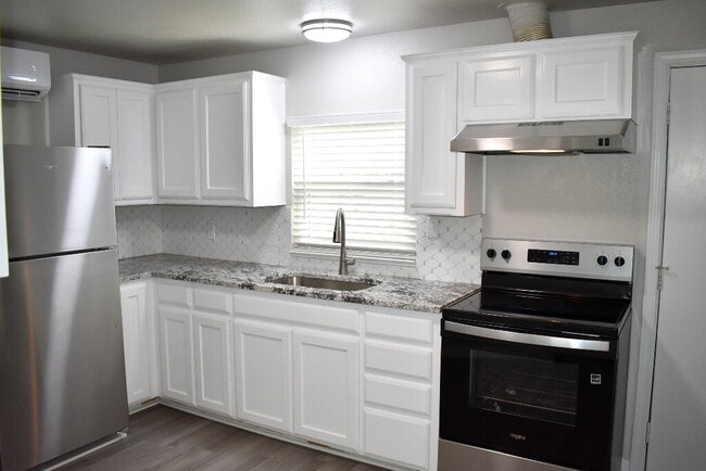 Building Photo - "Beautifully Updated Open-Concept Studio w...