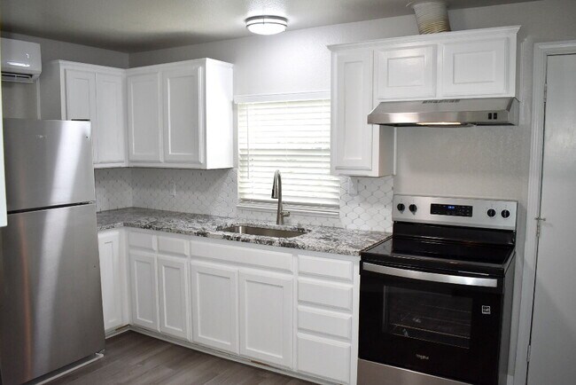 Building Photo - "Beautifully Updated Open-Concept Studio with Modern Finishes!"