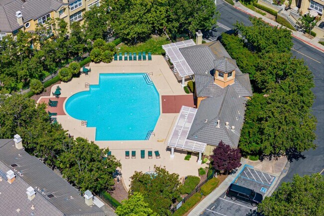 Building Photo - Spacious End-Unit Townhome in Gated Liberty Commons
