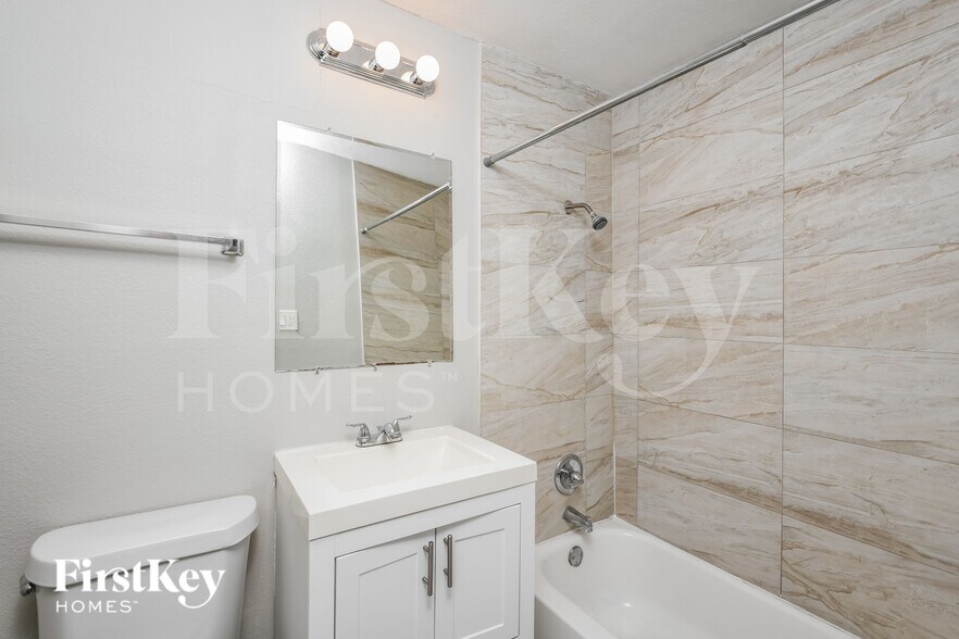 Building Photo - 611 Hewett Dr