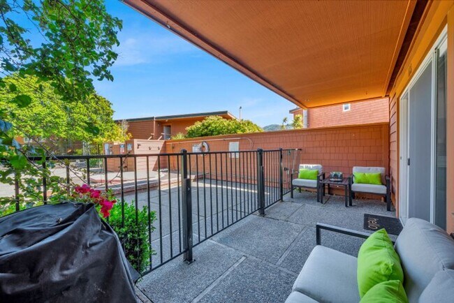 Building Photo - Darling Fully Furnished Condo Bathed in Natural Light