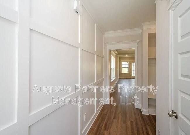 Building Photo - 335 Sumac Trail
