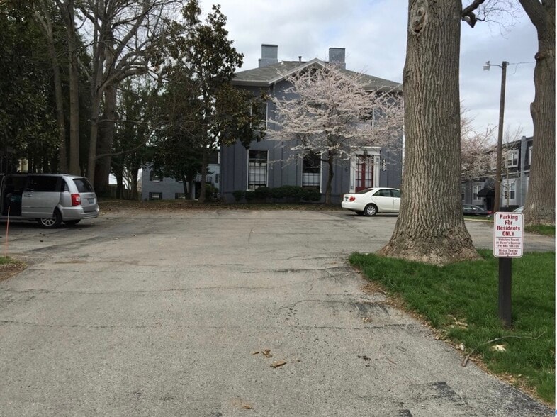 Off street parking for residents - 125 Forest Ave