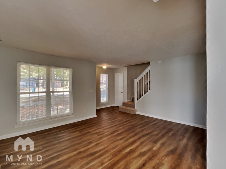 Building Photo - 3050 Brook Hollow Dr