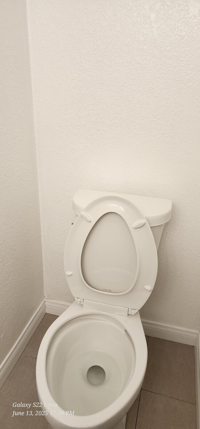 New toilet - 34752 Hemet Common