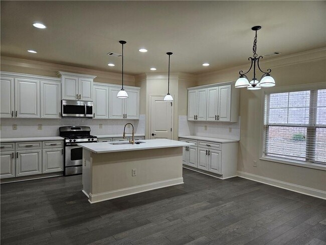 Building Photo - 3155 Stonecrest Dr