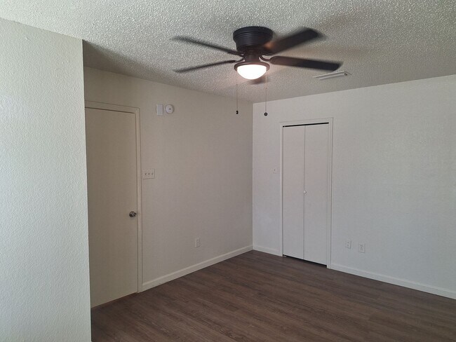 Building Photo - 3944-3946 Queens Ct