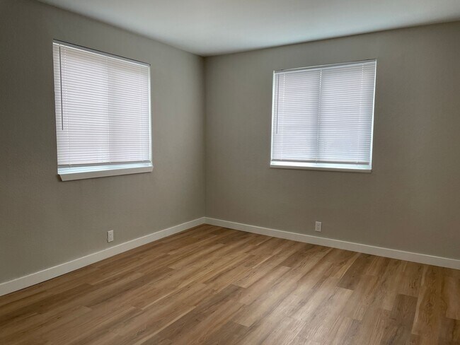 Building Photo - 1/2 Off First Month's Rent! Renovated Grou...