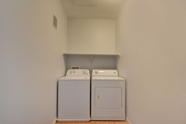 Building Photo - Beautiful / Spacious / Two Bedroom Condo /...