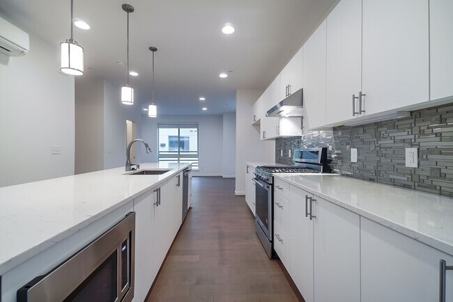 Building Photo - 2Bd/2.5Ba Bellevue Townhouse