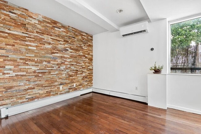 Building Photo - 117 Kingsland Ave