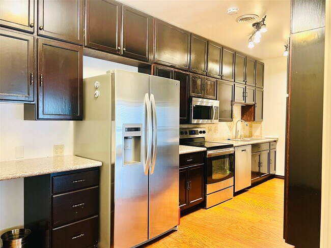 Building Photo - 2100 Tanglewilde St