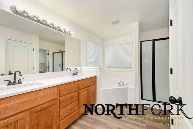 Building Photo - Perfectly Placed Meridian Home in Convenient Location