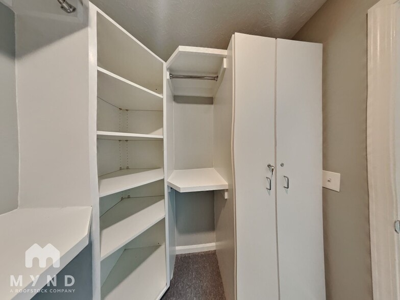 Building Photo - 6410 Hollingsworth Dr