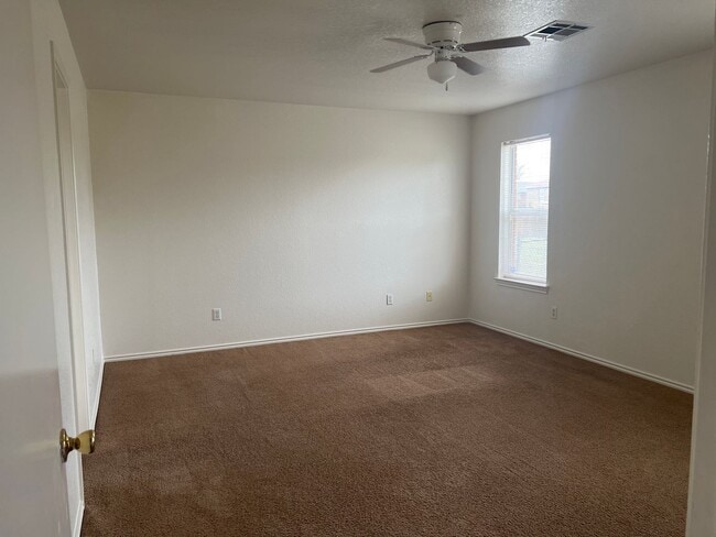 Building Photo - 2408 Thoroughbred Dr