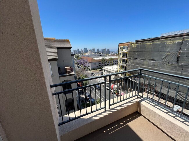 Building Photo - 2 bed 2 bath condo with laundry, A/C and fireplace! Heart of Banker's Hill!