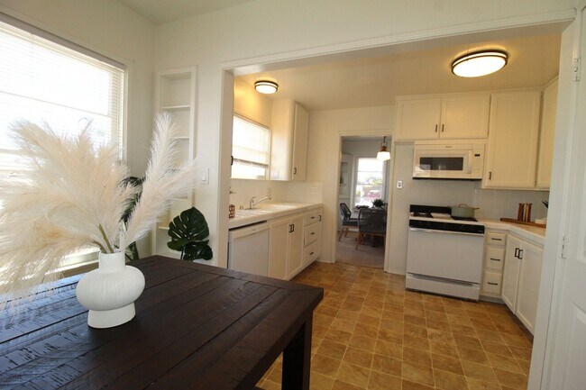 Building Photo - Charming Midtown Ventura Home- 3 Bedroom + 1.75 Bath