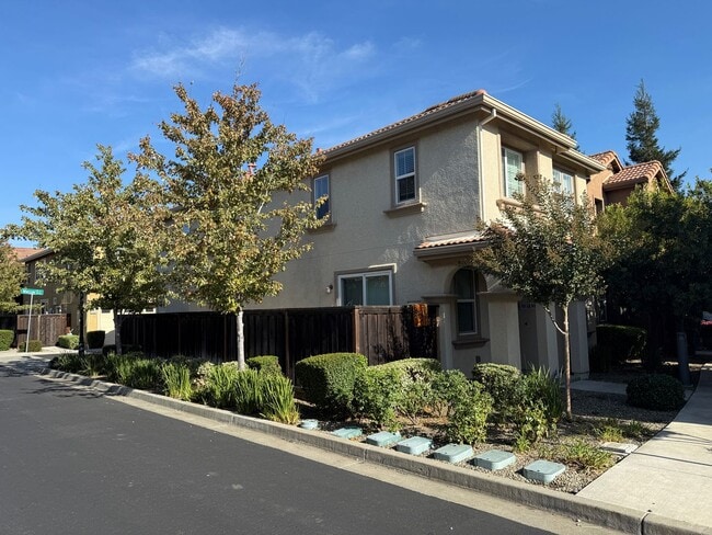 Building Photo - MODERN NEWER 3 BEDROOM 2 STORY FAIRFIELD *...