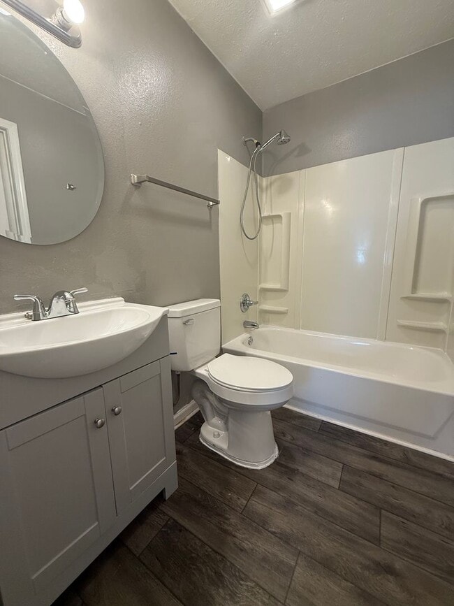 Building Photo - Available Now 2 Bedroom 1 bath House!!