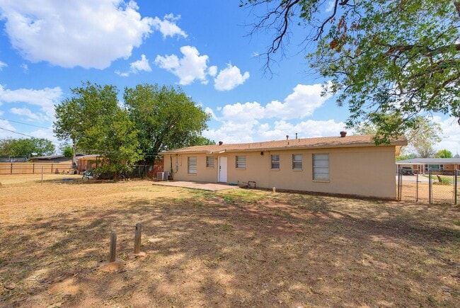 Building Photo - 618 S La Salle Dr