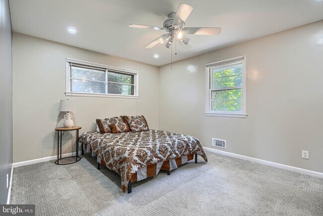 Building Photo - 520 White Oak Dr
