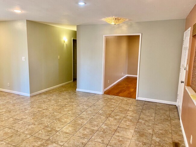 Building Photo - Immaculate North Fresno 3/2