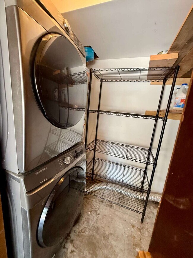 Building Photo - Updated 2-Bedroom Duplex in the Heart of C...