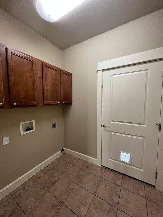 Building Photo - 8707 MacLaren Ave