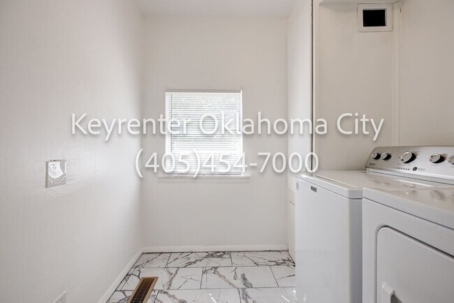 Building Photo - 1524 Rowena Ln