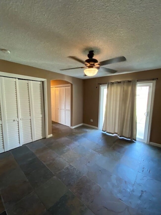 Building Photo - SW Bakersfield home with pool!