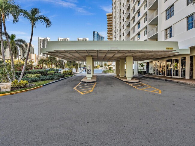Building Photo - 500 Bayview Dr