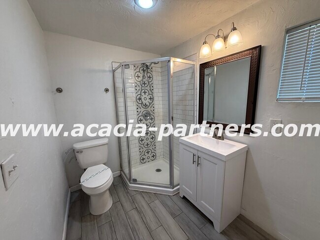 Building Photo - 2 Bedroom home on a large lot