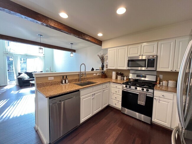 Building Photo - Incredible Forrest Park Townhome!! 2 bedroom, 2 bath, HUGE attached Garage!