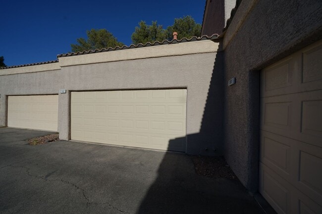 Building Photo - SHOWINGS AVAILABLE NOW