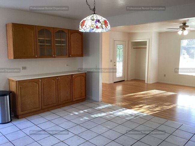 Building Photo - Spacious & cheerfully bright large single-...