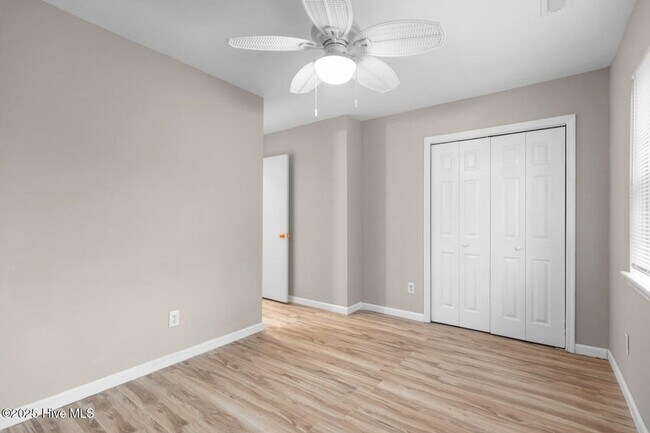 Building Photo - Updated Townhome In Hunters Creek