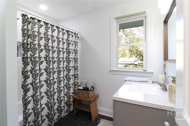 Building Photo - 1092 West Lake Dr