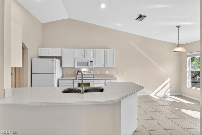 Building Photo - 815 SW 11th Ave