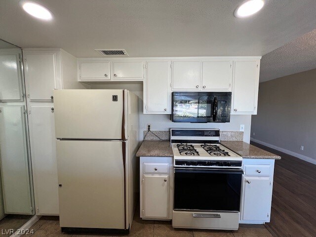 Building Photo - 1390 E Vegas Valley Dr